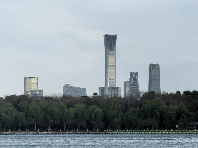 城市天际线湖景图片