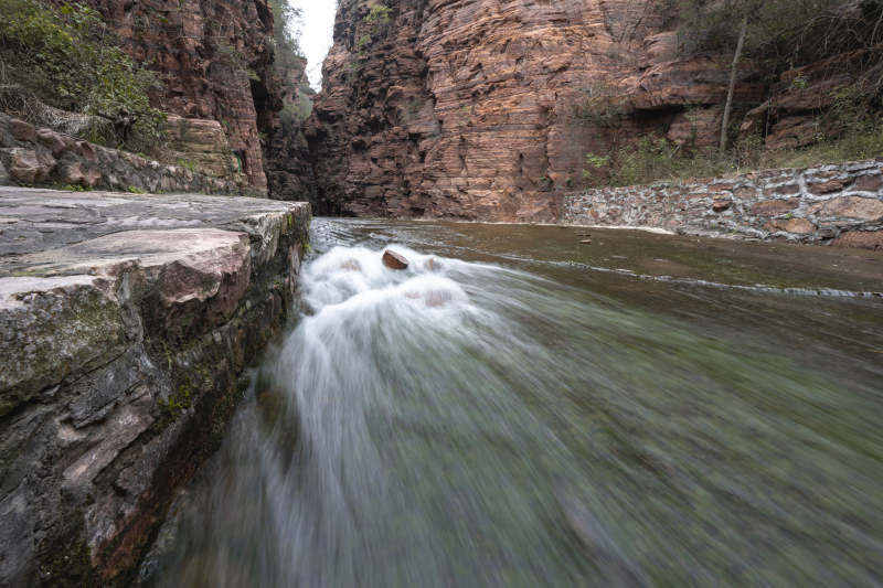 峡谷溪流潺潺图片