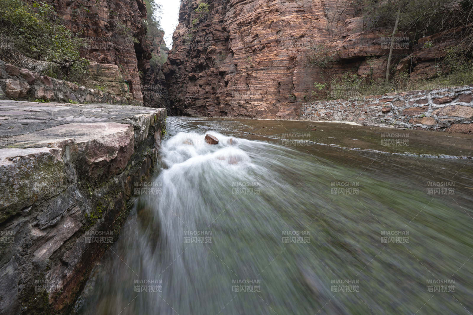 峡谷溪流潺潺图片