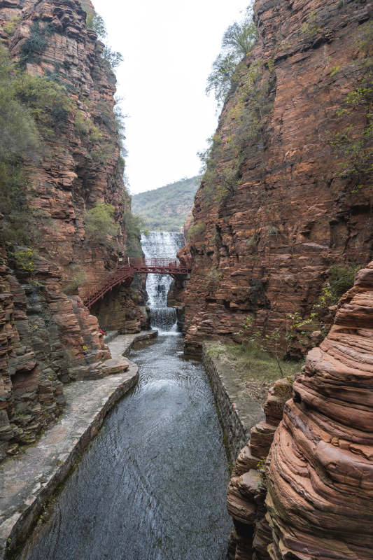 峡谷飞瀑奇景图片