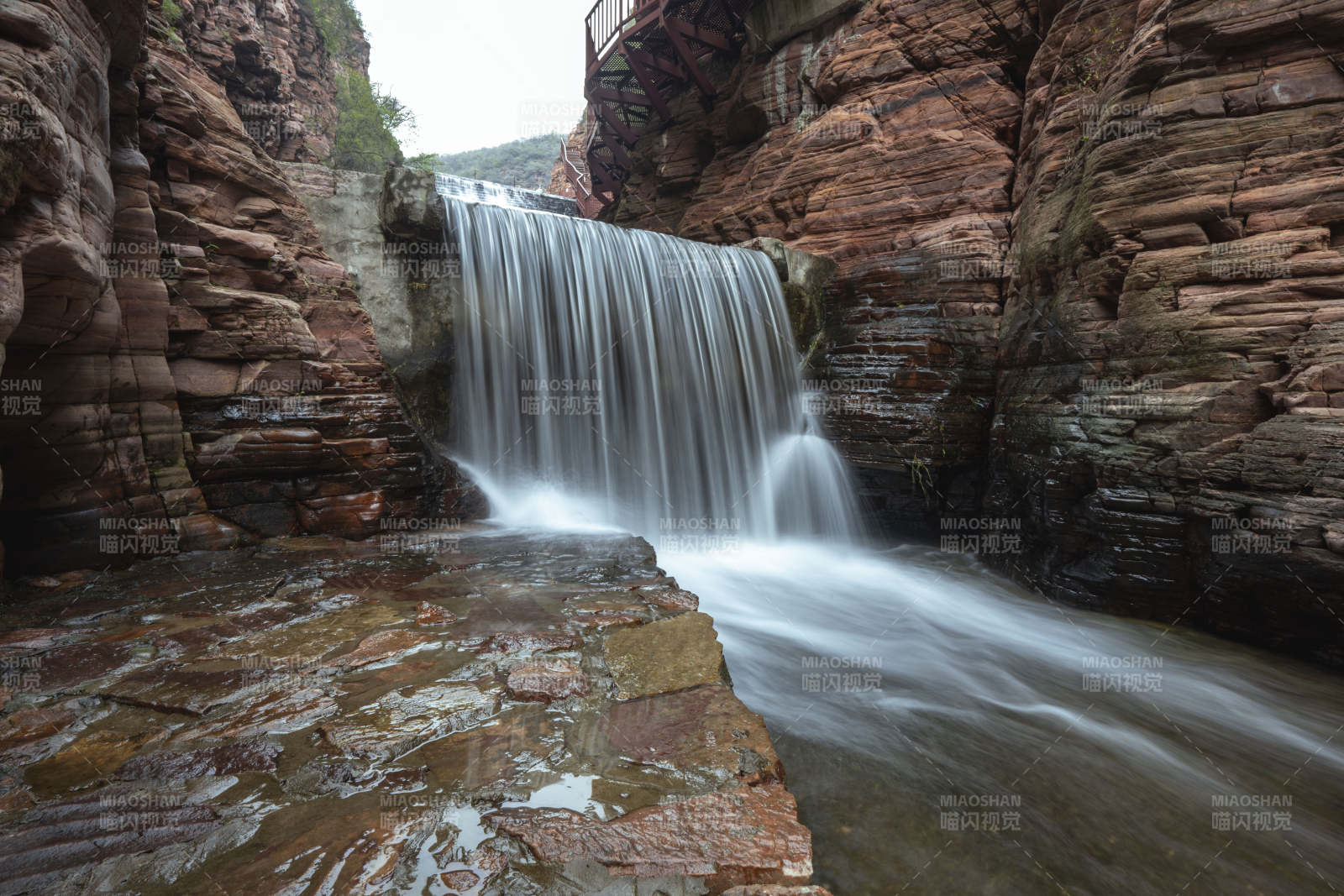 峡谷瀑布流觞图片