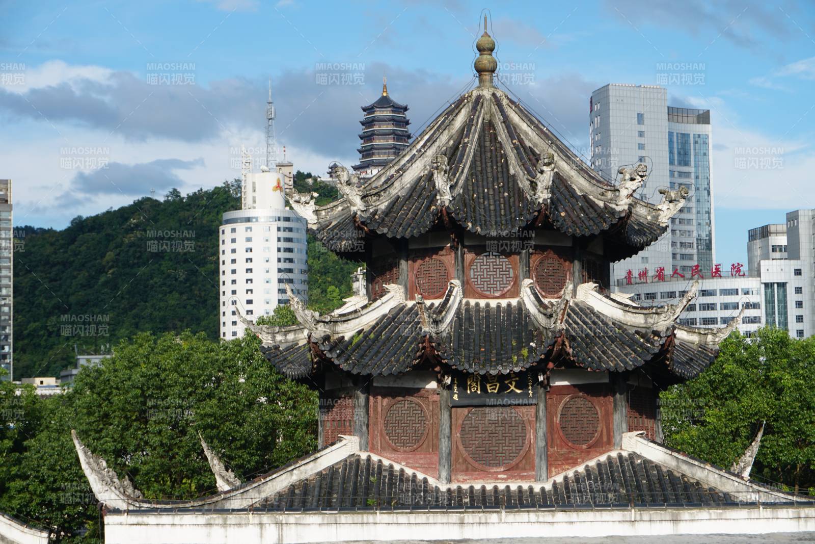 古塔映城景图片