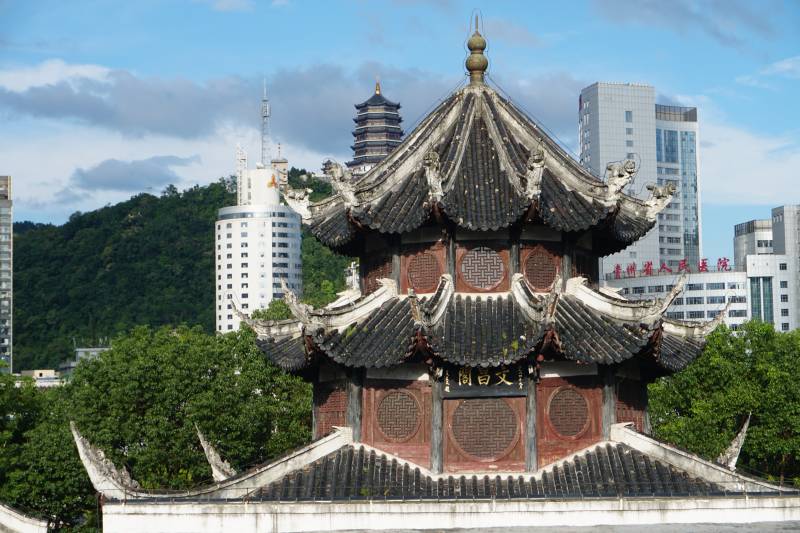 古塔映城景图片