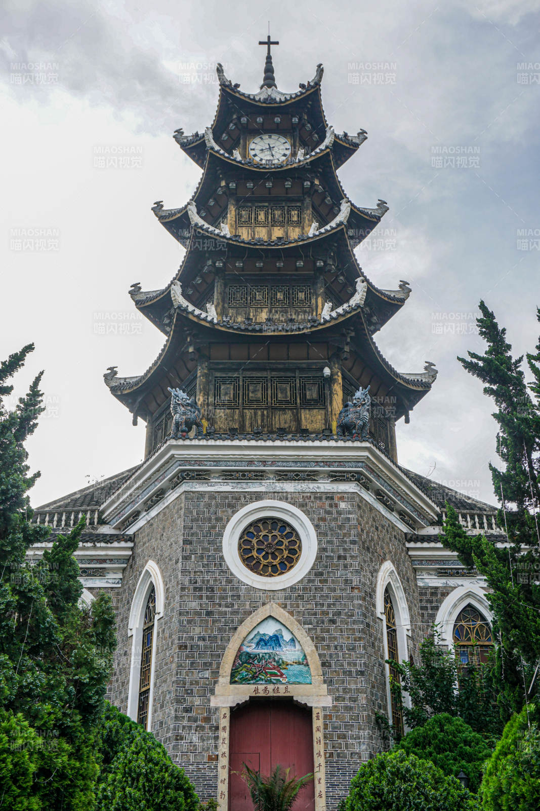 中式教堂塔楼图片