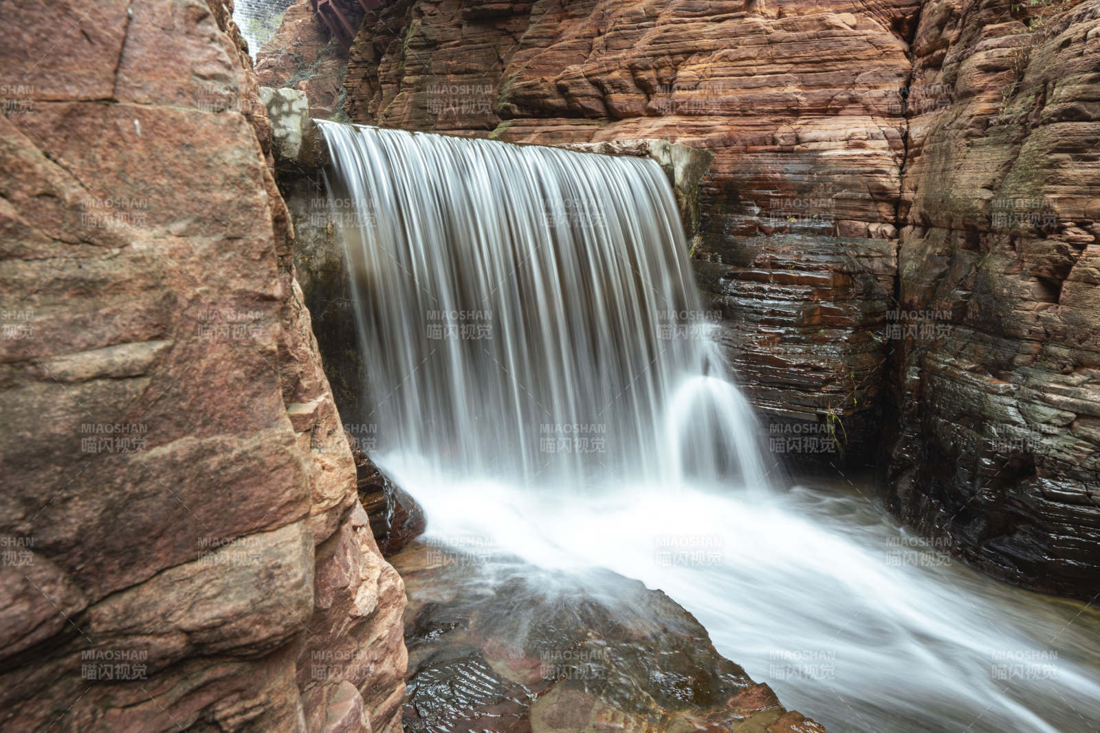 峡谷瀑布流图片