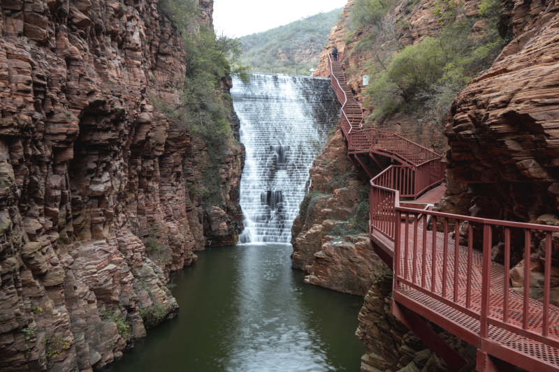 峡谷瀑布栈道图片