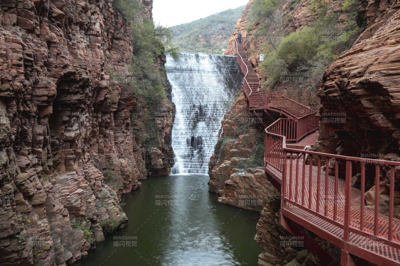 峡谷瀑布栈道图片