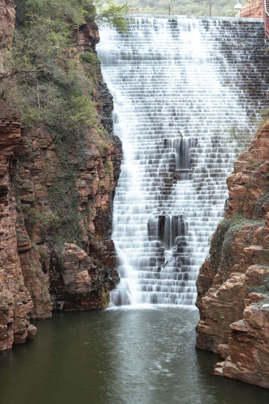 阶梯瀑布飞泻而下图片