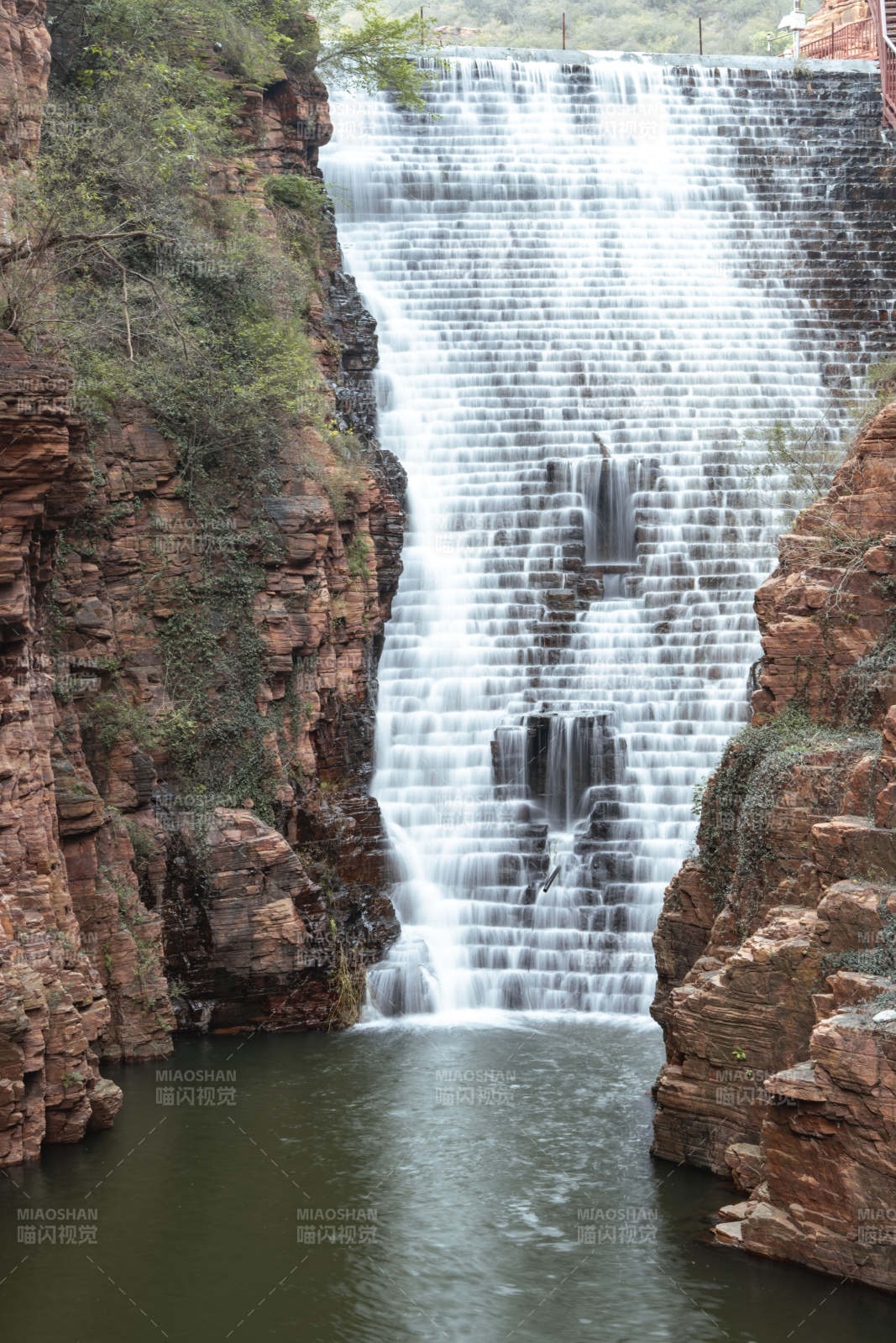 阶梯瀑布飞泻而下图片
