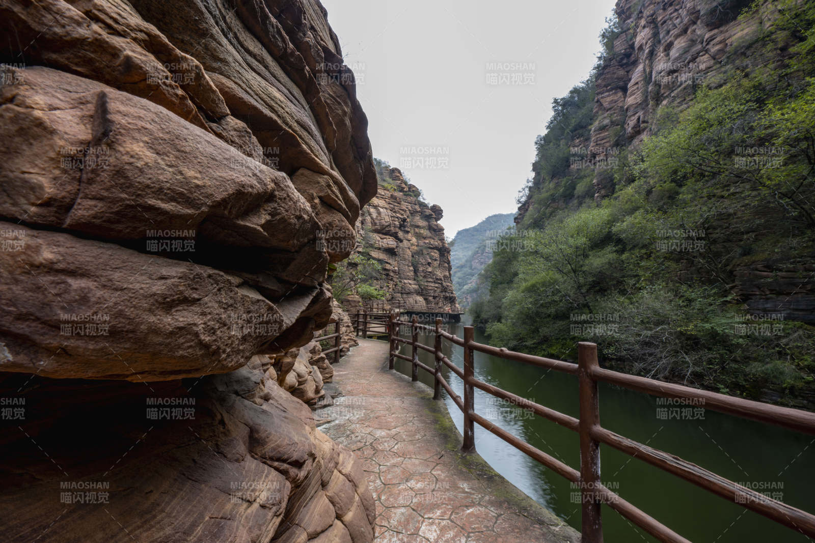 峡谷栈道风光图片