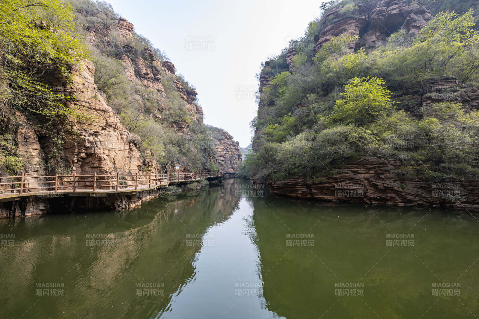 峡谷碧水映青山图片
