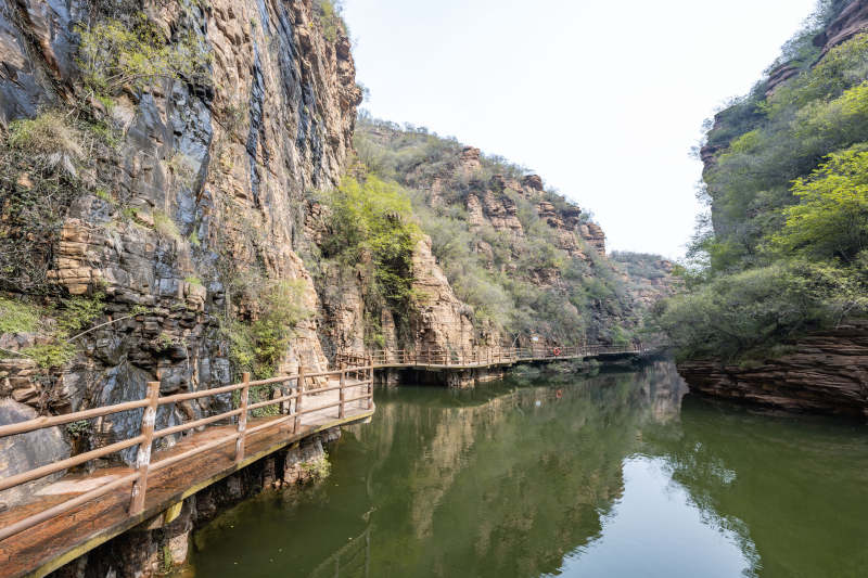 峡谷栈道映碧水图片