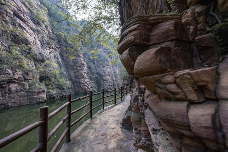 峡谷栈道风光图片
