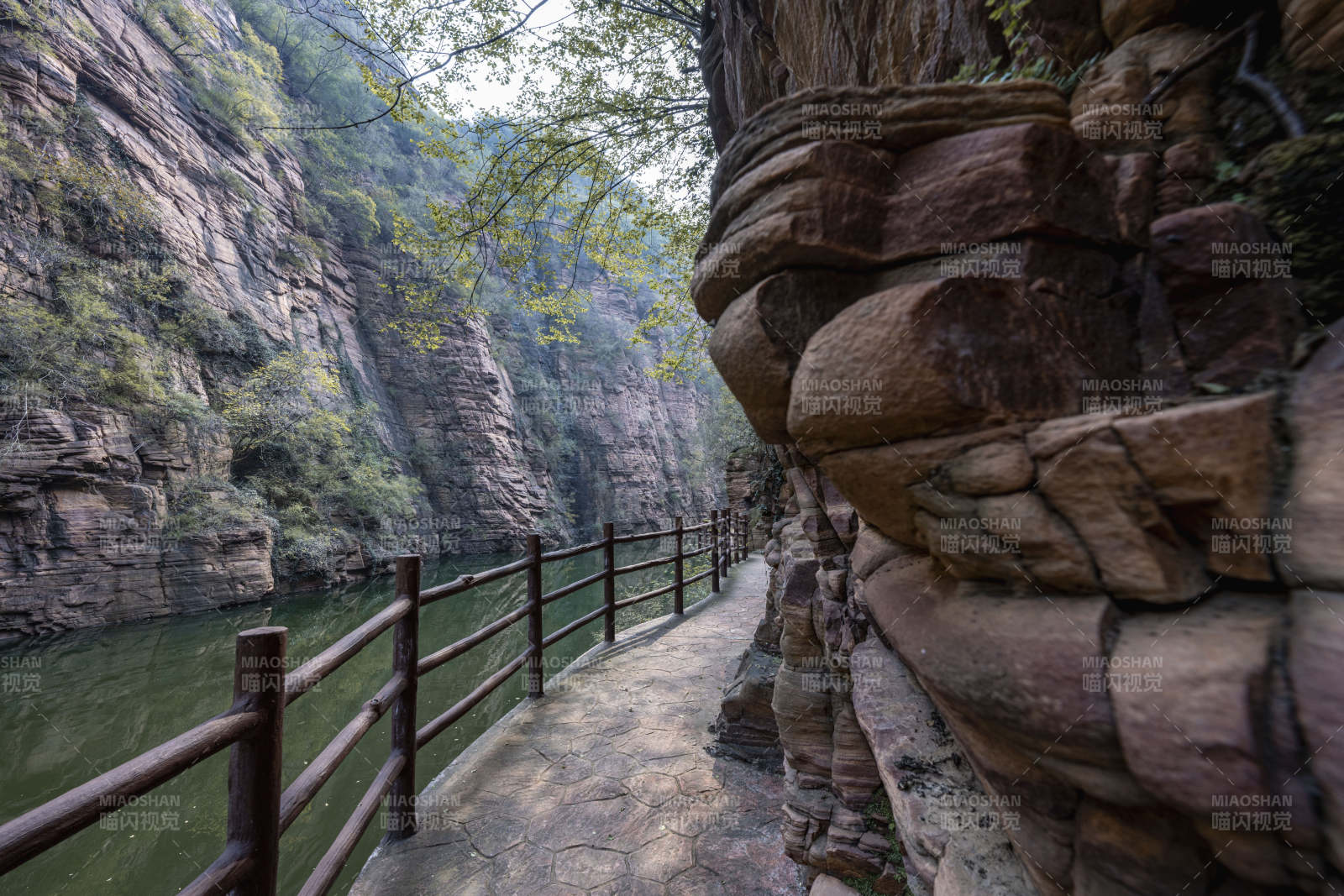 峡谷栈道风光图片