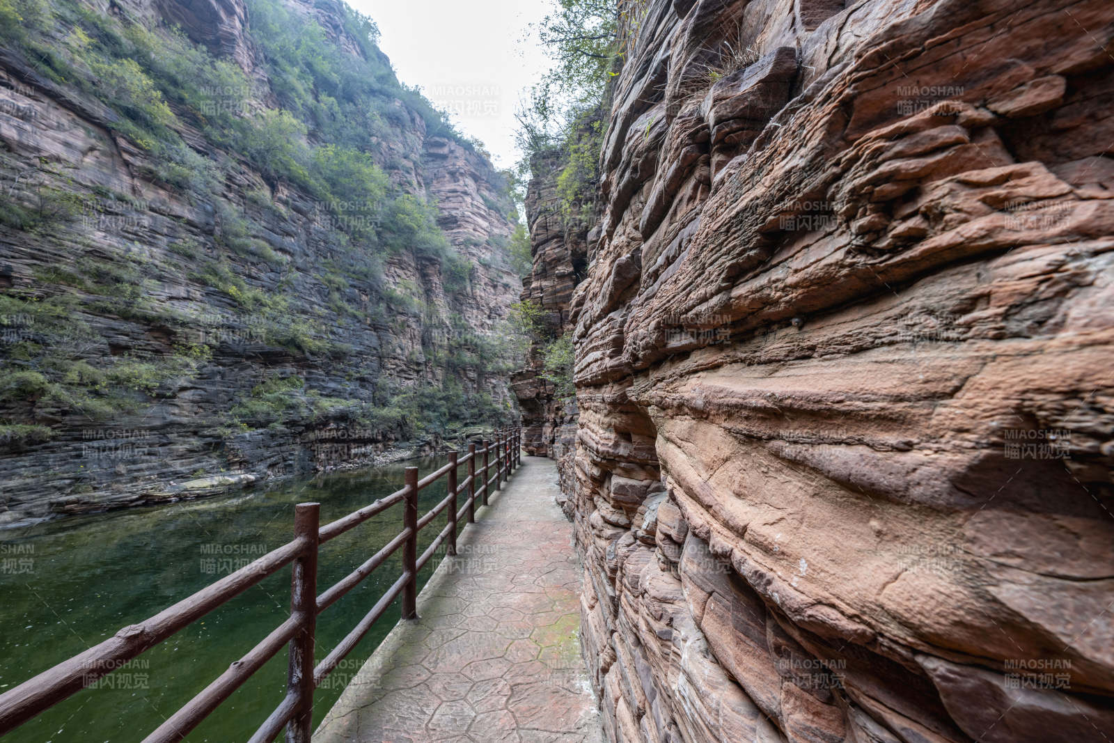 峡谷栈道风光图片
