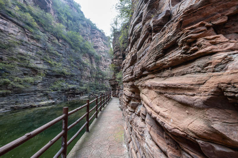 峡谷栈道风光图片