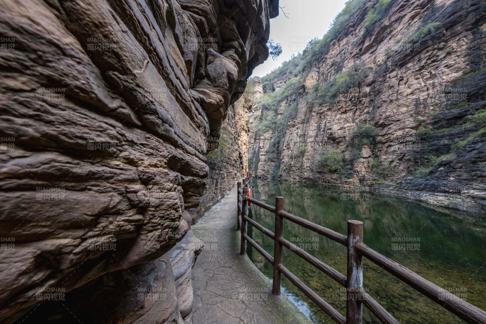 峡谷栈道风光图片