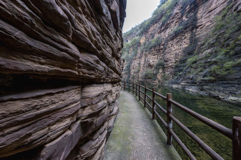 峡谷栈道风光图片