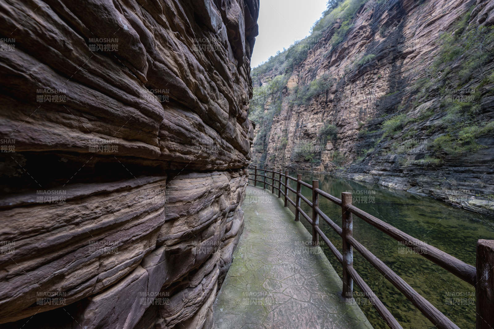 峡谷栈道风光图片