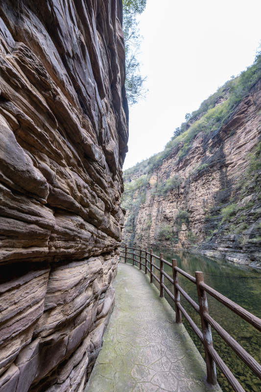 峡谷栈道风光图片