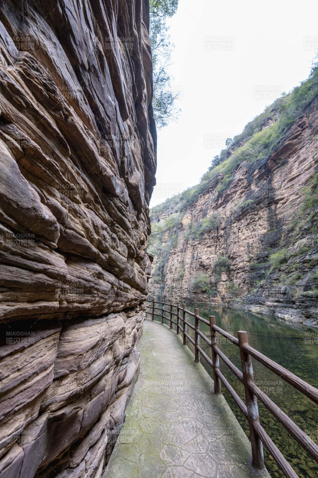 峡谷栈道风光图片