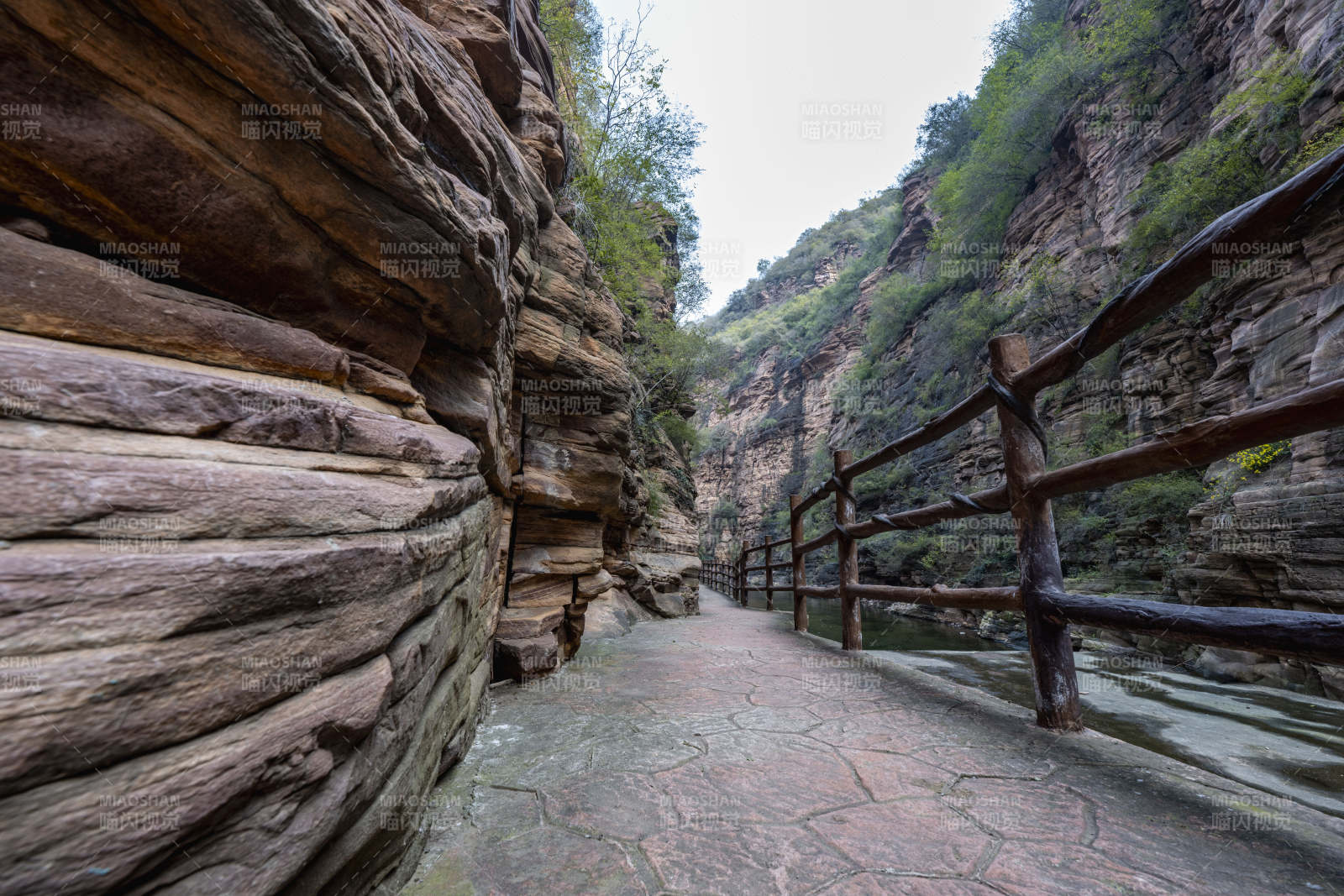 峡谷栈道风光图片