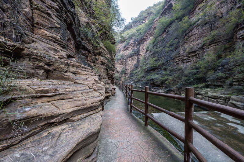 峡谷栈道风光图片