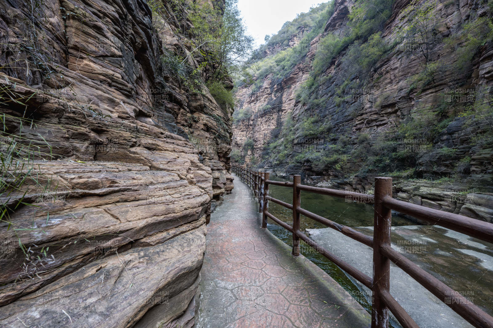 峡谷栈道风光图片