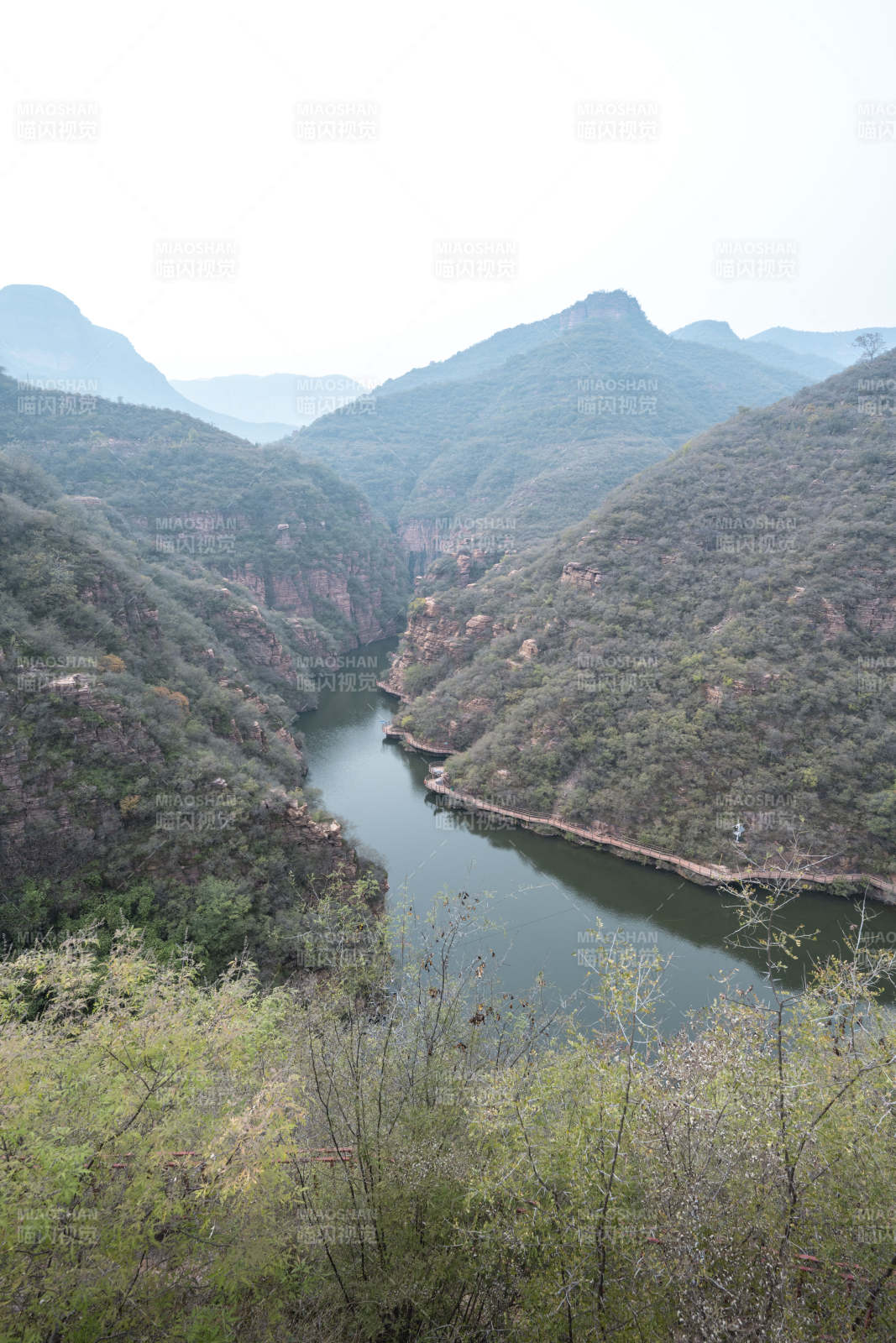 山水相依 静谧峡谷图片