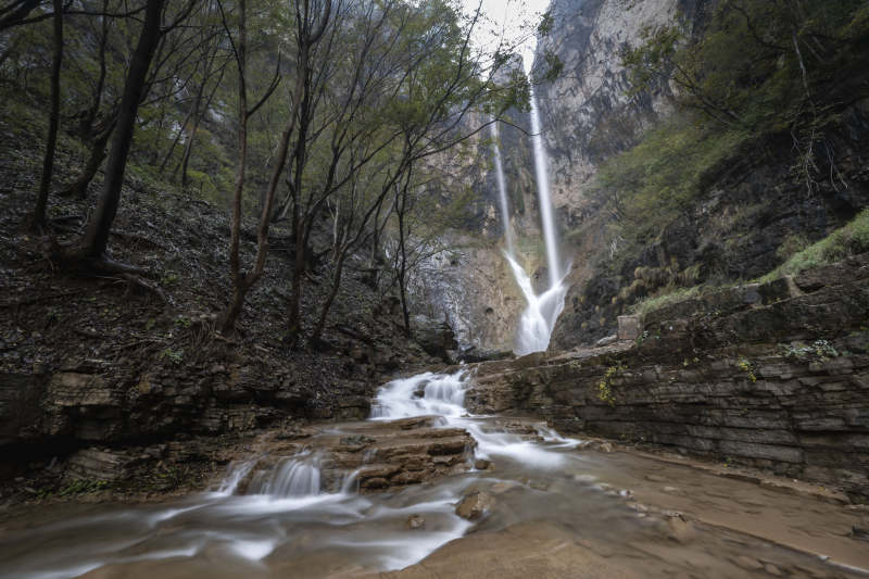 山涧飞瀑 林影幽深图片