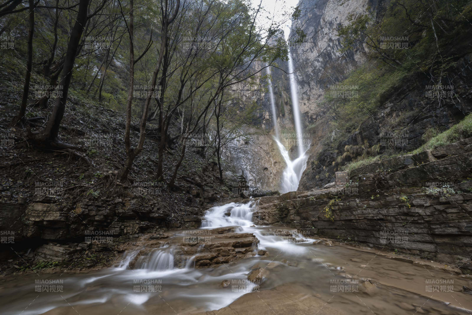 山涧飞瀑 林影幽深图片