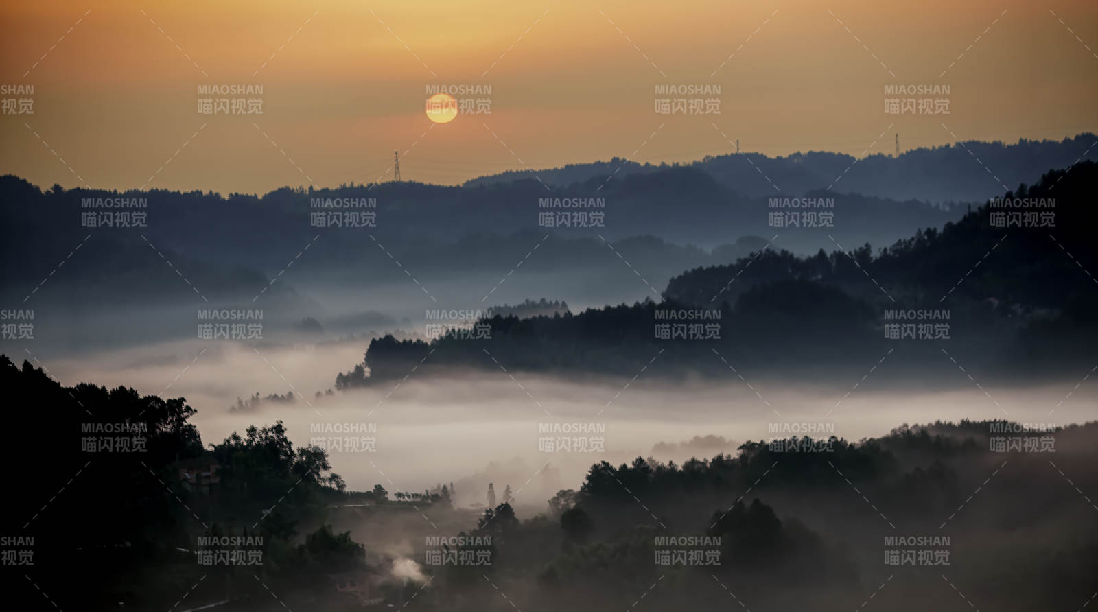 晨雾山间日出图片
