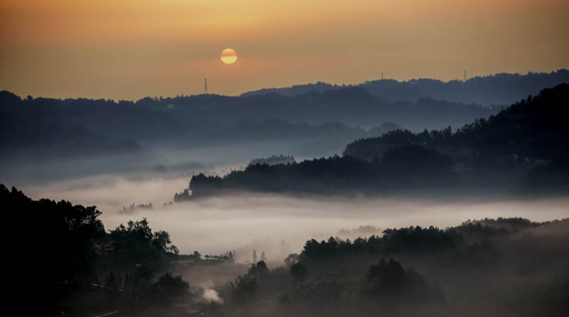 晨雾山间日出图片