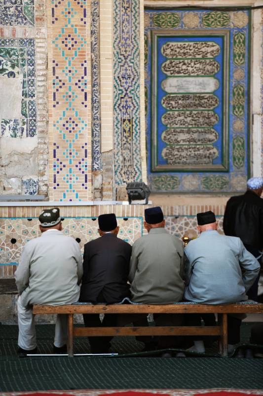 清真寺内静坐祈福图片