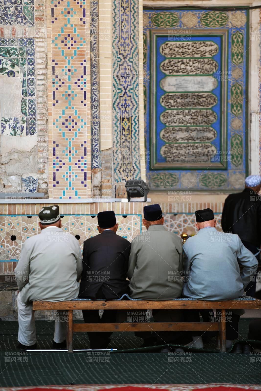 清真寺内静坐祈福图片