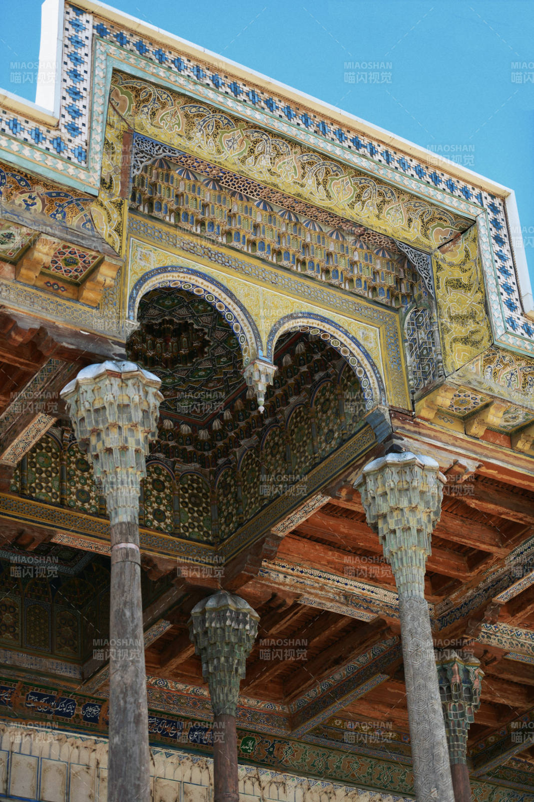 精美拱顶与柱廊图片