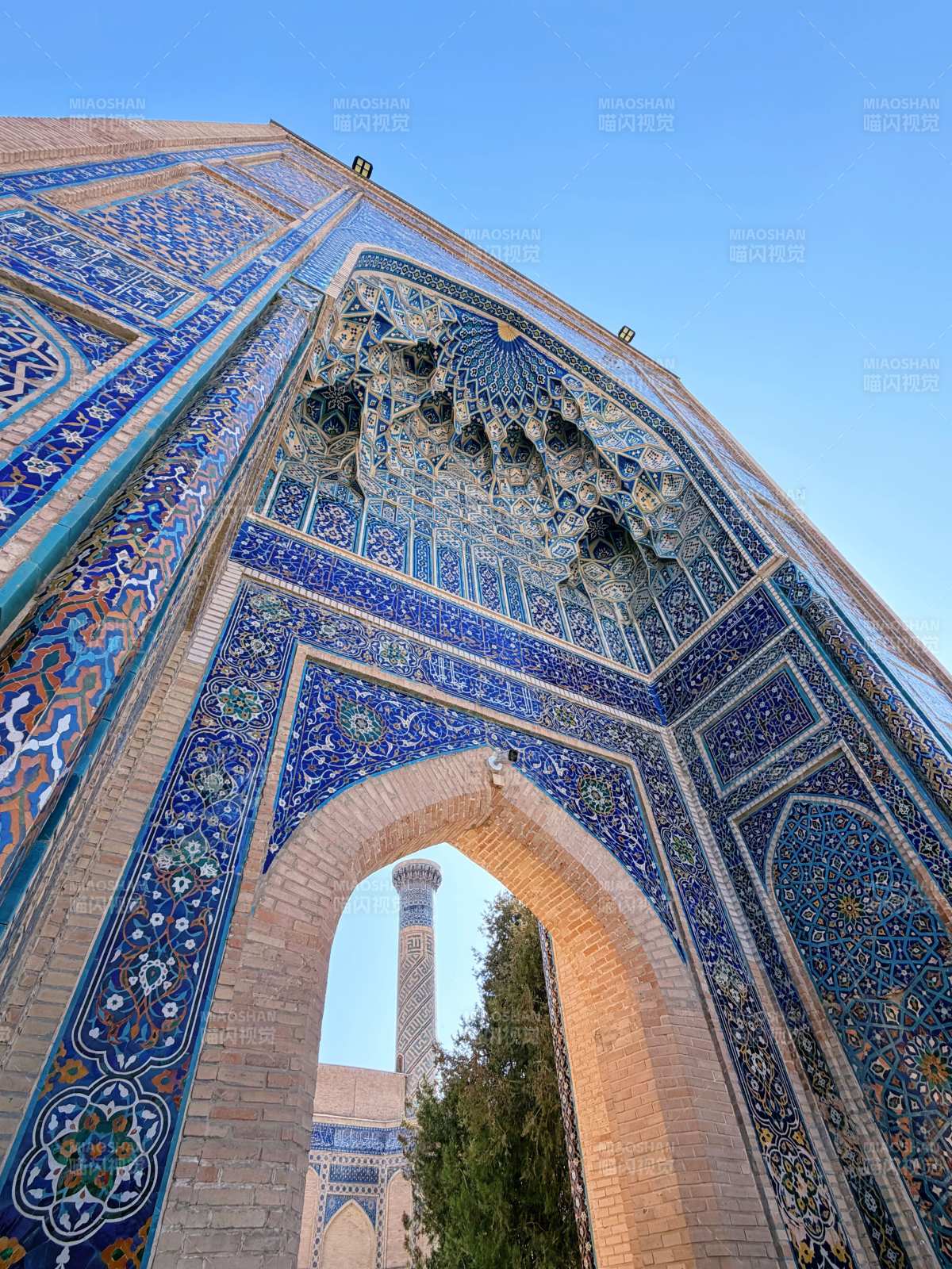 蓝瓷拱门映蓝天图片