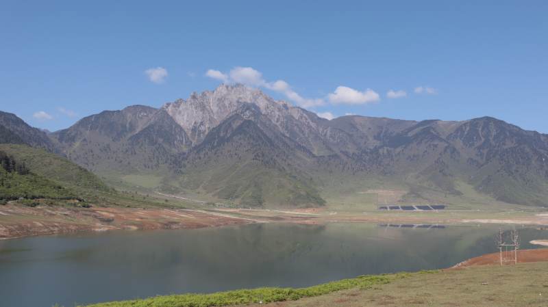 湖光山色映蓝天图片