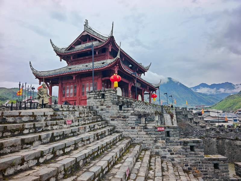 古楼巍峨山云间图片