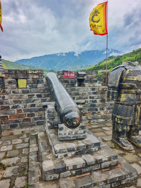 古炮守城 旌旗猎猎图片