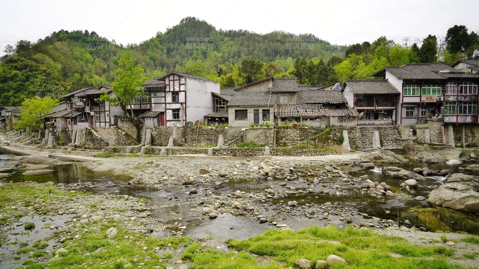 山水古村静谧景图片