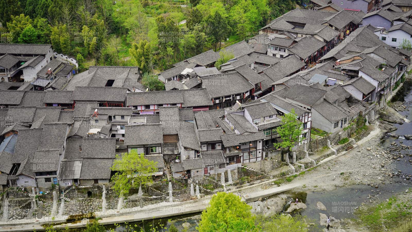 古村依山傍水图片