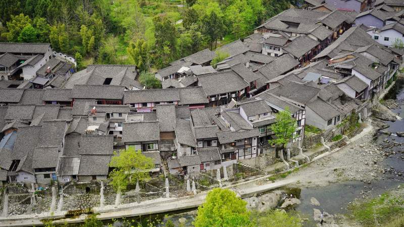 古村依山傍水图片