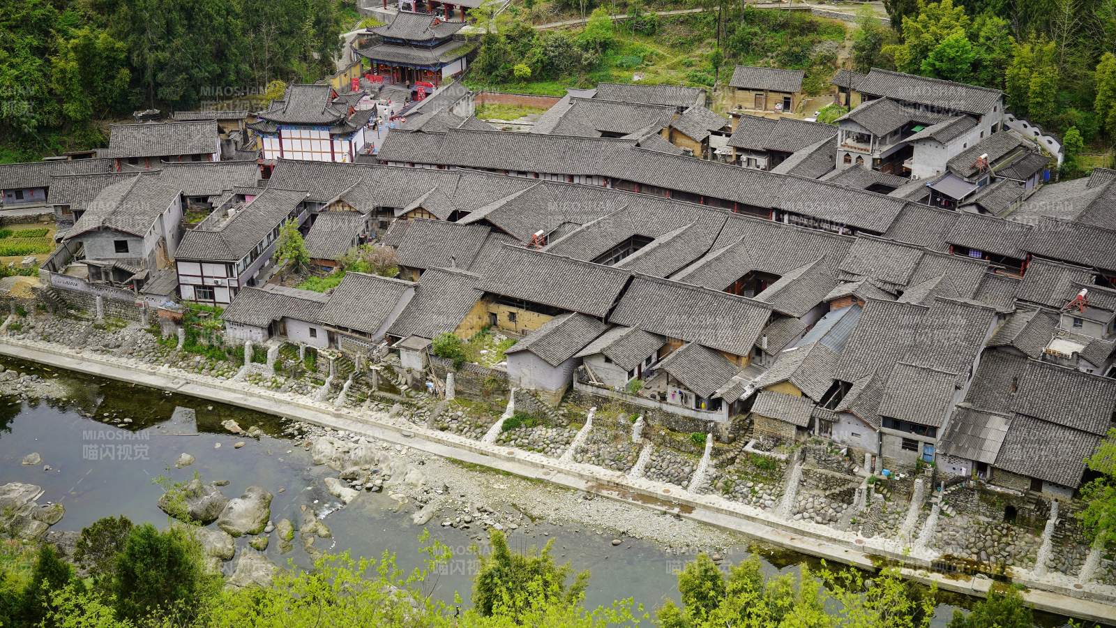 古村水畔人家图片