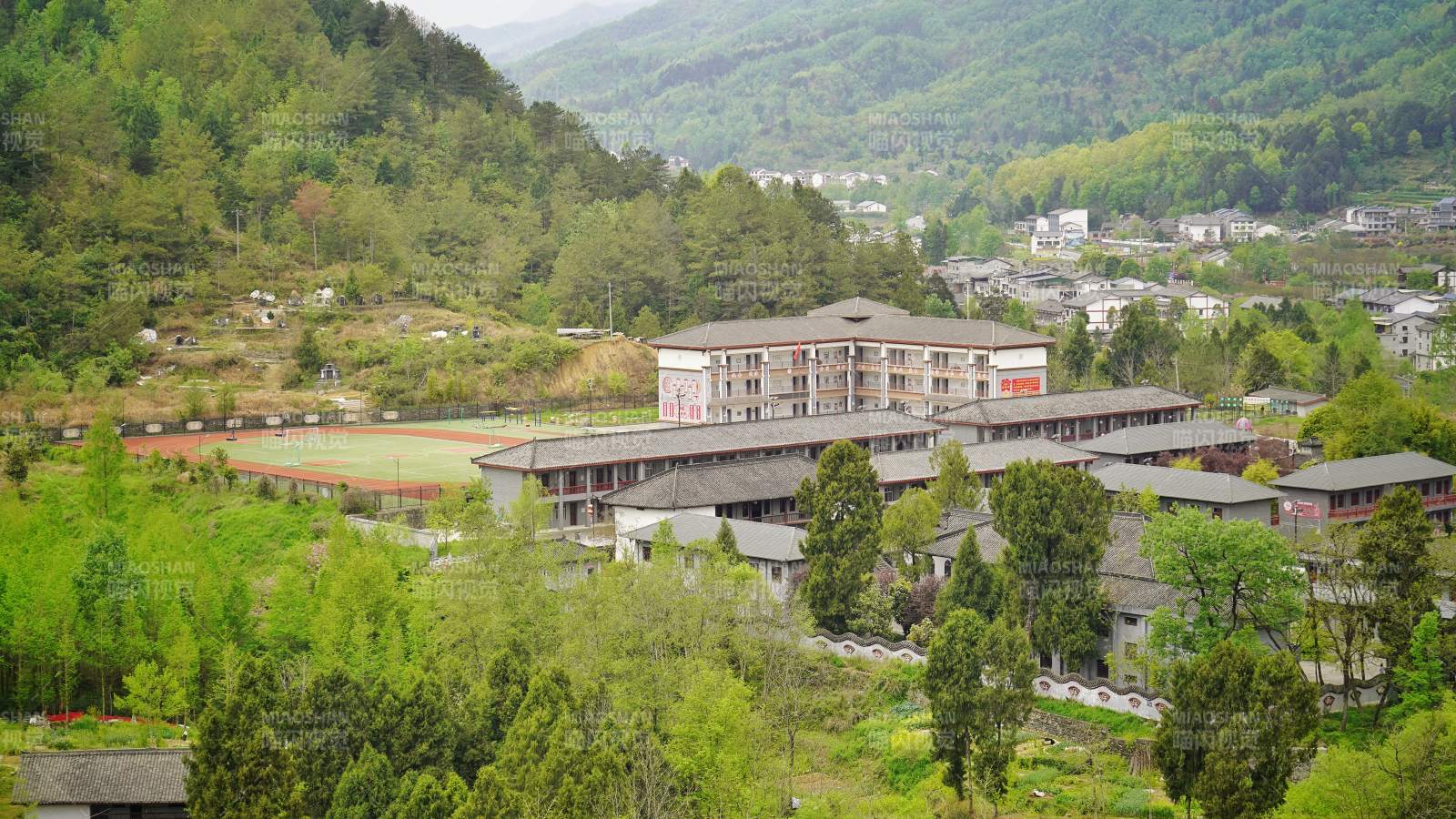 山间校园风光图片