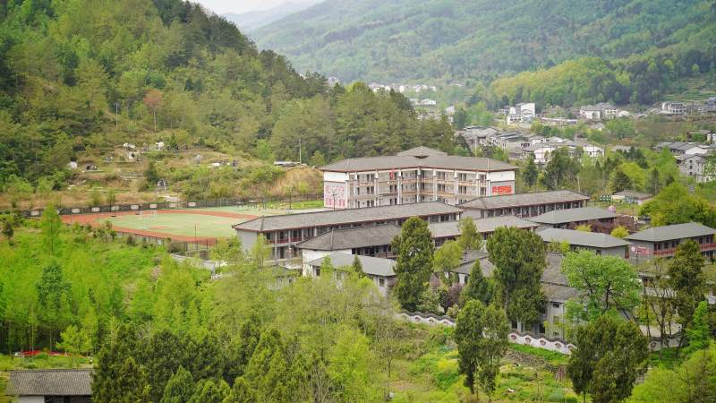 山间校园风光图片