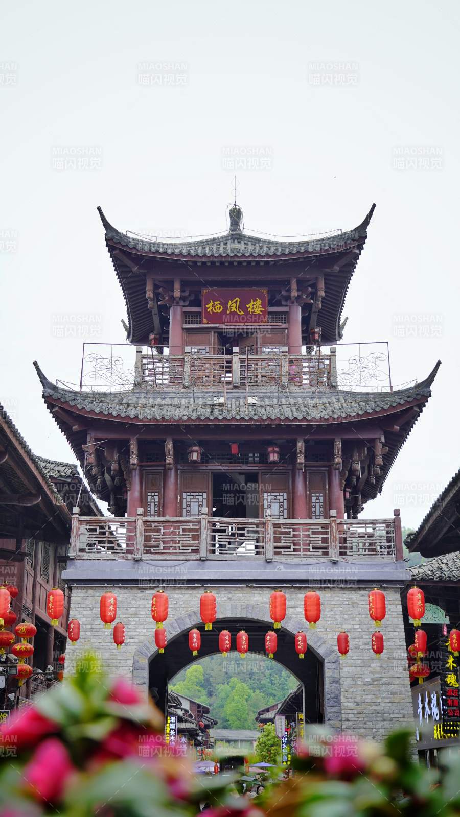 栖凤楼前花灯映图片