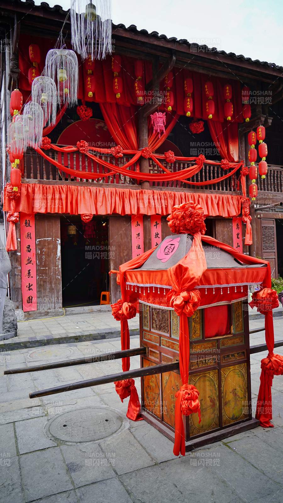 红轿迎亲喜庆场景图片