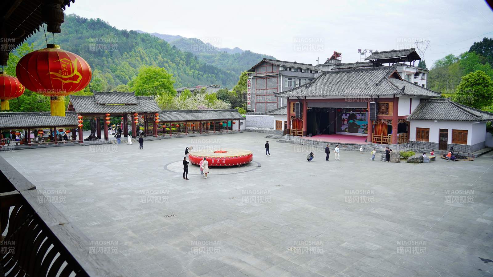 古风庭院游人如织图片