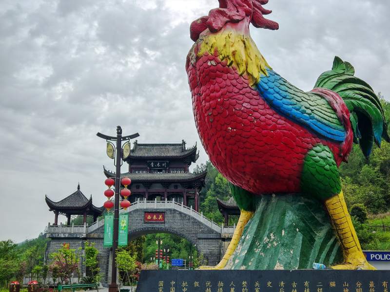 巨鸡雕塑前的古建筑图片